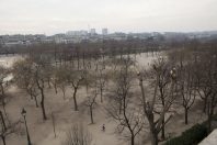 UN JEU DE REFLETS ET DE MIROIRS SUR CHAMPS DE MARS A PARIS