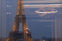 UN JEU DE REFLETS ET DE MIROIRS SUR CHAMPS DE MARS A PARIS